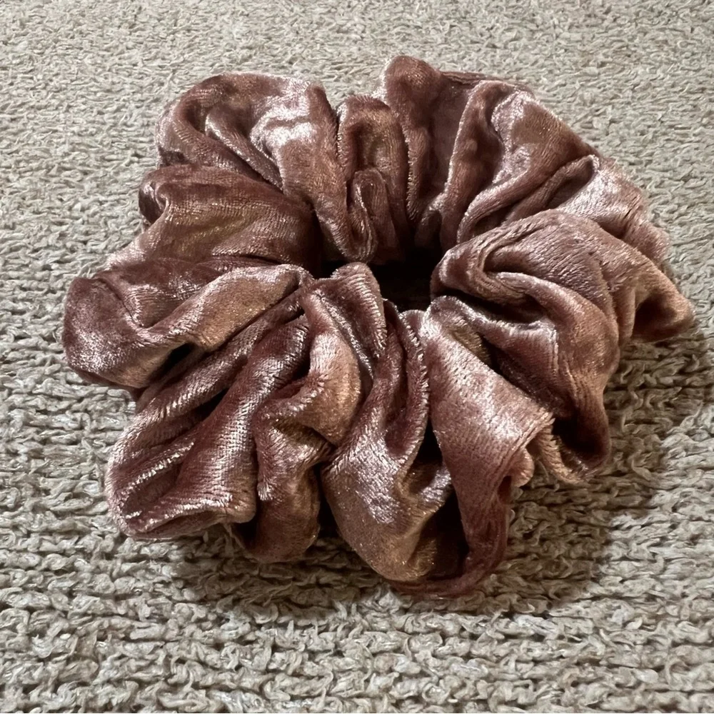 NWOT Scunci Jumbo Plush Velvet Oversized Scrunchie
